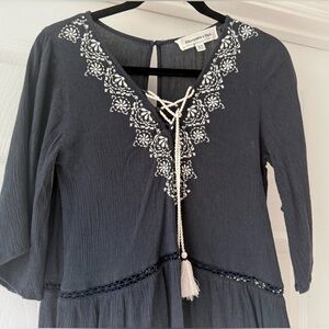 Abercrombie & Fitch Embroidered Top size XS- navy